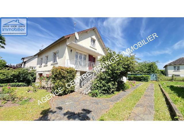 Huis te koop in BOURGES 18000 Cher Centre France: Woonhuis op een terrein van 435 m2 met een woonoppervlakte van 118 m2. Indeling: 5 vertrekken, woonkamer van 26 m2, 4 slaapkamers, badkamer, badkamer met douche. Garages: 4. Externe parkeerplaatsen: 4...