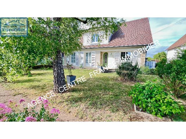 Huis te koop in SAINT DOULCHARD 18230 Cher Centre France: Woonhuis op een terrein van 2066 m2 met een woonoppervlakte van 150 m2. Indeling: 6 vertrekken, woonkamer van 32 m2, slaapkamer op de begane grond, 4 slaapkamers, 2 badkamers met douche. Garages: 2. I...