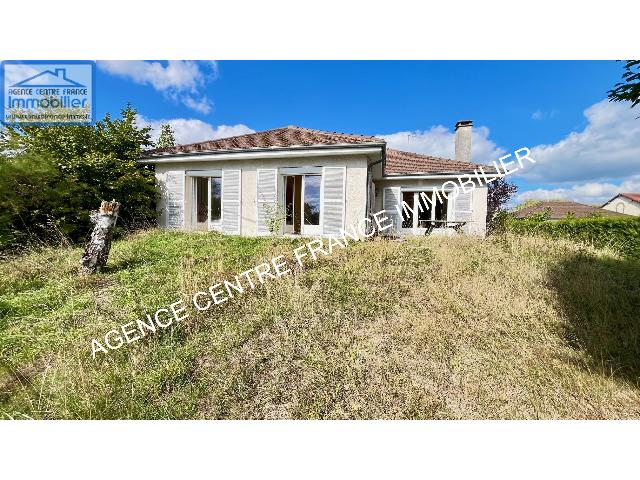 Huis te koop in BOURGES 18000 Cher Centre France: Woonhuis op een terrein van 743 m2 met een woonoppervlakte van 115 m2. Indeling: 4 vertrekken, woonkamer van 48 m2, slaapkamer op de begane grond, 3 slaapkamers, badkamer. Garages: 2. Externe parkeerp...