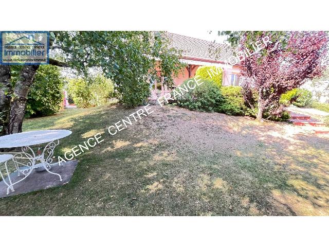 Huis te koop in BOURGES 18000 Cher Centre France: Woonhuis op een terrein van 555 m2 met een woonoppervlakte van 98 m2. Indeling: 5 vertrekken, woonkamer van 30 m2, slaapkamer op de begane grond, 4 slaapkamers, 2 badkamers met douche. Garages: 1. Int...