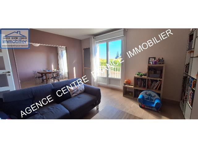 Appartement te koop in BOURGES 18000 Cher Centre France: Appartement met een woonoppervlakte van 147 m2. Indeling: 5 vertrekken, woonkamer van 29 m2, 4 slaapkamers, badkamer met douche. Verwarming op gas. Lift. Garages: 2. Interne parkeerplaatsen: 1. Bouwja...