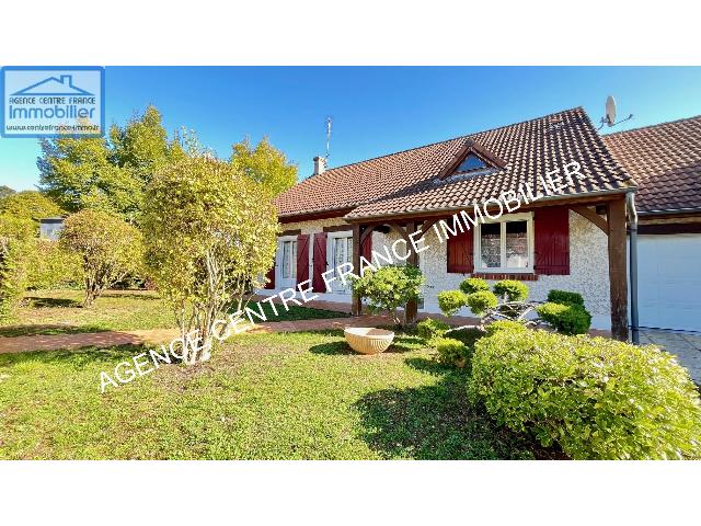 Huis te koop in BOURGES 18000 Cher Centre France: Woonhuis op een terrein van 586 m2 met een woonoppervlakte van 92 m2. Indeling: 4 vertrekken, woonkamer van 27.3 m2, slaapkamer op de begane grond, 3 slaapkamers, badkamer met douche. Garages: 1. Exte...