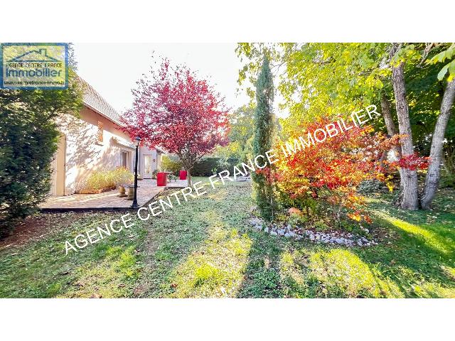 Huis te koop in SAINTE SOLANGE 18000 Cher Centre France: Woonhuis op een terrein van 1245 m2 met een woonoppervlakte van 155 m2. Indeling: 7 vertrekken, woonkamer van 62 m2, slaapkamer op de begane grond, 4 slaapkamers, badkamer, badkamer met douche. Binnen...