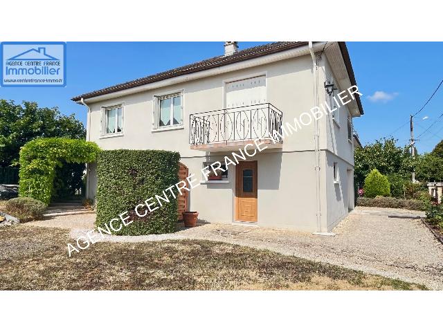 Huis te koop in BOURGES 18000 Cher Centre France: Woonhuis op een terrein van 410 m2 met een woonoppervlakte van 80 m2. Indeling: 4 vertrekken, woonkamer van 18 m2, 3 slaapkamers, badkamer met douche. Garages: 1. Externe parkeerplaatsen: 1. Terras. B...