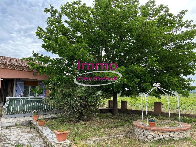 Huis te koop in PLAISSAN 34230 Hérault Languedoc Roussillon France: Woonhuis op een terrein van 610 m2 met een woonoppervlakte van 95 m2. Indeling: 4 vertrekken, woonkamer van 38.05 m2, slaapkamer op de begane grond, 2 slaapkamers, badkamer. Garages: 1. Interne parkee...