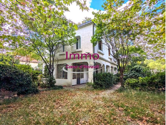 Huis te koop in CLERMONT L'HERAULT 34800 Hérault Languedoc Roussillon France: Woonhuis op een terrein van 1359 m2 met een woonoppervlakte van 144 m2. Indeling: 5 vertrekken, 4 slaapkamers, badkamer. Externe parkeerplaatsen: 4. Bouwjaar: 1935. Taxe foncière 1819 €....