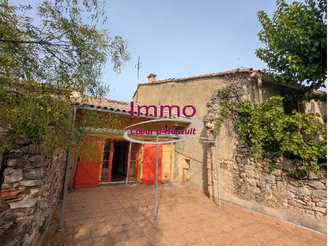 Huis te koop in MONTPEYROUX 34150 Hérault Languedoc Roussillon France: Woonhuis op een terrein van 168 m2 met een woonoppervlakte van 90 m2. Indeling: 3 vertrekken, woonkamer van 21.5 m2, lege keuken, 2 slaapkamers, badkamer met douche. Garages: 1. Terras. Niet-vrijstaan...