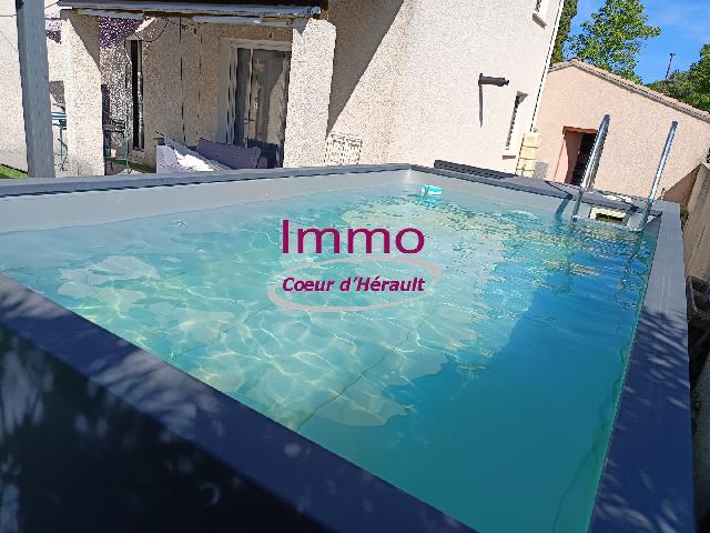 Huis te koop in CLERMONT L'HERAULT 34800 Hérault Languedoc Roussillon France: Woonhuis met zwembad op een terrein van 115 m2 met een woonoppervlakte van 85 m2. Indeling: 4 vertrekken, woonkamer van 34 m2, 3 slaapkamers, badkamer. Garages: 2. Externe parkeerplaatsen: 1. Terras. ...