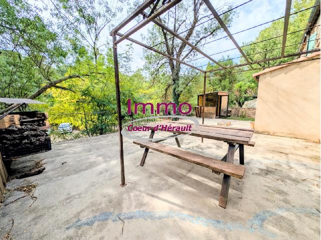 Appartement te koop in MOUREZE 34800 Hérault Languedoc Roussillon France: Appartement met een woonoppervlakte van 68 m2 en groot terras. Indeling: 3 vertrekken, slaapkamer op de begane grond, 2 slaapkamers, badkamer met douche. Interne parkeerplaatsen: 1. Terras. Orientatie...