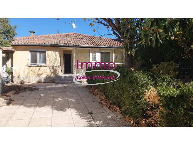 Huis te koop in GIGNAC 34150 Hérault Languedoc Roussillon France: Woonhuis op een terrein van 458 m2 met een woonoppervlakte van 109 m2. Indeling: 4 vertrekken, slaapkamer op de begane grond, 3 slaapkamers, badkamer met douche. Garages: 1. Bouwjaar: 1968. Taxe fonci...