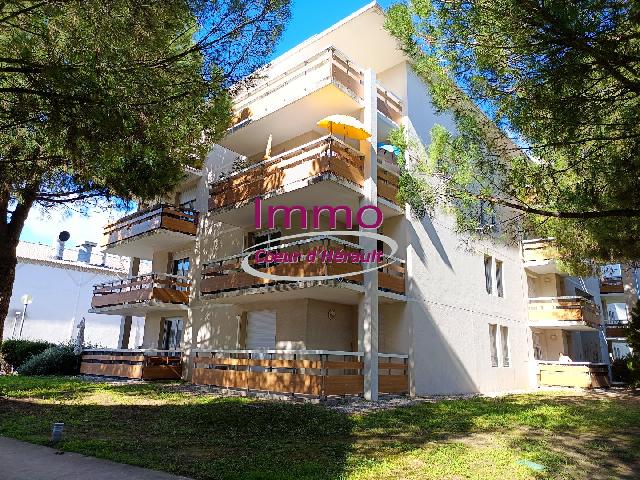 Appartement te koop in CLERMONT L'HERAULT 34800 Hérault Languedoc Roussillon France: Appartement met een woonoppervlakte van 57 m2. Indeling: 3 vertrekken, woonkamer van 25.4 m2, 2 slaapkamers, badkamer met douche. Externe parkeerplaatsen: 2. Terras. Bouwjaar: 2004....