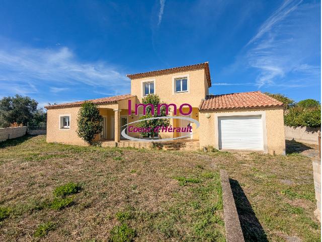 Huis te koop in&nbsp;NIZAS 34320 Hérault Languedoc Roussillon France: Woonhuis op een terrein van 781 m2 met een woonoppervlakte van 177 m2. Indeling: 7 vertrekken, woonkamer van 69.2 m2, slaapkamer op de begane grond, 4 slaapkamers, badkamer, badkamer met douche. Garag...