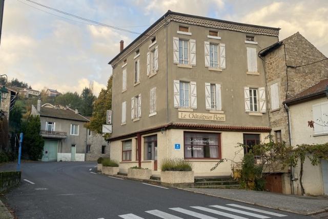 Gîtes/Chambres d'hôtes te koop in DÉSAIGNES 07570 Ardèche Rhônes-Alpes France: In het centrum van Désaignes, karakteristiek dorp, oud hotel dat volledig gerenoveerd moet worden voor commercieel en residentieel gebruik. Ideaal als investering met groot potentieel voor diverse va...