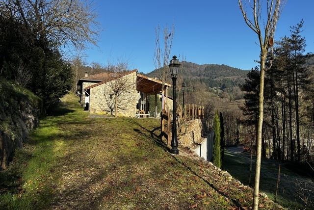 Huis te koop in DÉSAIGNES 07570 Ardèche Rhônes-Alpes France: Dit volledig gerenoveerde stenen huis vlakbij het middeleeuwse dorp Désaignes biedt een zeer aangename woonomgeving, zowel modern als authentiek, met bijgebouwen, zwembad op een terrein van 9923 m2.<br />
...
