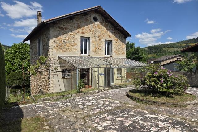 Huis te koop in DÉSAIGNES 07570 Ardèche Rhônes-Alpes France: Op een steenworp afstand van het dorpscentrum, scholen en winkels, wacht dit charmante stenen huis op renovatie en biedt het een aangename woonomgeving met een eigen tuin en veel potentieel.<br />
Begane g...
