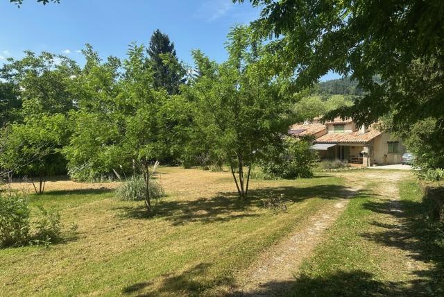 Huis te koop in DÉSAIGNES 07570 Ardèche Rhônes-Alpes France: Gelegen nabij het dorpscentrum, biedt deze grotendeels gerenoveerde vrijstaande woning een aangename woonomgeving op een perceel van 4912 m², vlakbij een riviertje. De woning bestaat uit:<br />
Souterrain...