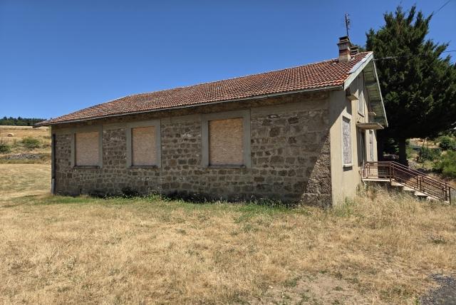 Huis te koop in BELSENTES 07160 Ardèche Rhônes-Alpes France: In een rustige en afgelegen omgeving biedt deze woning van circa 100 m² uitstekende renovatiemogelijkheden, zodat u deze geheel naar eigen wens kunt inrichten.<br />
Het huis heeft ook een aangrenzend per...