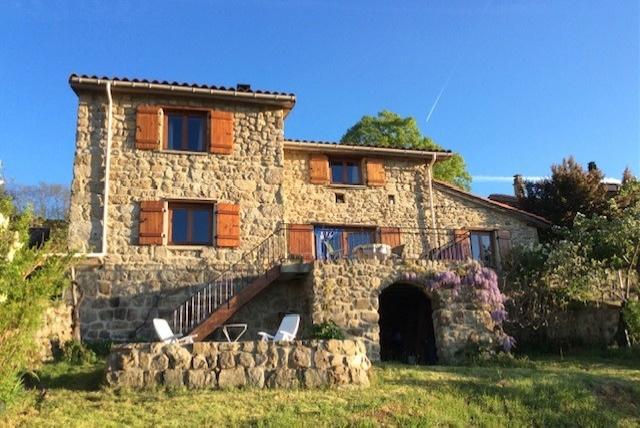 Huis te koop in EMPURANY 07270 Ardèche Rhônes-Alpes France: Gelegen in een klein, rustig gehucht, biedt deze charmante stenen woning een adembenemend panoramisch uitzicht op de bergen en het omliggende landschap. De woning bestaat uit:<br />
Souterrain: kelders, bi...