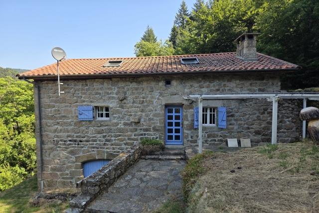 Huis te koop in DÉSAIGNES 07570 Ardèche Rhônes-Alpes France: Dit charmante landhuis, gelegen in een landelijke omgeving, is ideaal als tweede woning. Het beschikt over een aangrenzend perceel grond met een prachtig vrij uitzicht, perfect om te genieten van de r...