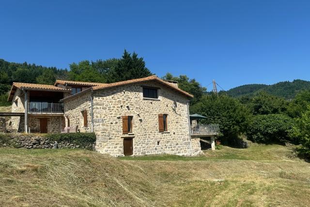 Huis te koop in SAINT JEAN ROURE 07160 Ardèche Rhônes-Alpes France: Charmantes Steinhaus mit einer 243 m² großen, vollständig mit hochwertigen Materialien renovierten Gîte zwischen Le Cheylard und Saint-Martin-de-Valamas. Es besticht durch seine ideale Lage und ei...