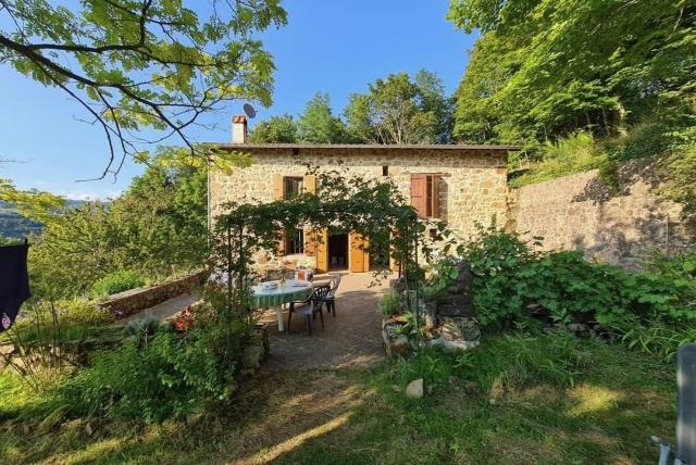 Huis te koop in LAMASTRE 07270 Ardèche Rhônes-Alpes France: Charmante, gerenoveerde stenen woning op 9.028 m² aangrenzend perceel met moeilijke toegang, bestaande uit:<br />
Souterrain: gewelfde kelder.<br />
Begane grond: half ingerichte keuken (18,74 m²), woonkamer ...