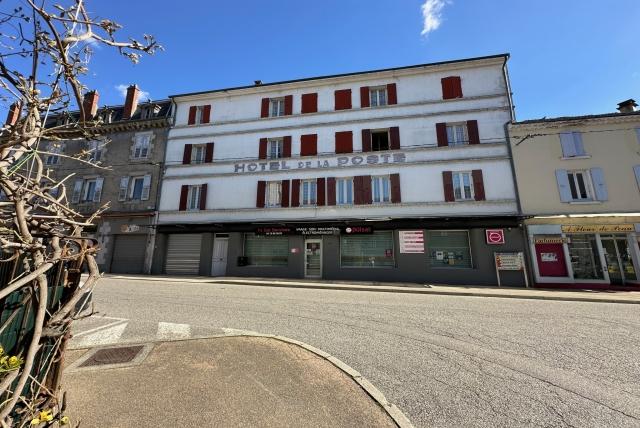 Gites-Chambres-d-hotes te koop in&nbsp;LAMASTRE 07270 Ardèche Rhônes-Alpes Frankrijk: Voormalig hotel. Dit pand biedt diverse ontwikkelingsmogelijkheden: een ruime gezinswoning, de realisatie van meerdere appartementen, een verhuurproject of de ombouw tot een horecagelegenheid, zoals e...