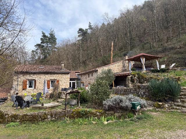 Huis te koop in&nbsp;BOUCIEU-LE-ROI 07270 Ardèche Rhônes-Alpes Frankrijk: Stenen woning met bijgebouwen en grond.<br />
<br />
Op 20 minuten van Tournon en Lamastre – Een prachtige en rustige locatie met een adembenemend uitzicht over het omliggende landschap. Volledig privé.<br />
<br />
A...