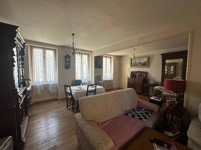 Commercieel-bedrijf te koop in&nbsp;LAMASTRE 07270 Ardèche Rhônes-Alpes Frankrijk: Voormalig hotel. Dit pand biedt diverse ontwikkelingsmogelijkheden: een ruime gezinswoning, de realisatie van meerdere appartementen, een verhuurproject, een bed & breakfast of de ombouw tot een zorgi...