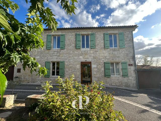 Gites-Chambres-d-hotes te koop in SAINT CLAR 32 Gers Midi-Pyrénées Frankrijk: Lumineus, schattig dorpshuis met uitzicht op de Pyreneeën. Exclusief mandaat. Dit prachtig gerenoveerde dorpshuis in de buurt van St. Clar biedt een warme, uitnodigende sfeer en is perfect geschikt v...