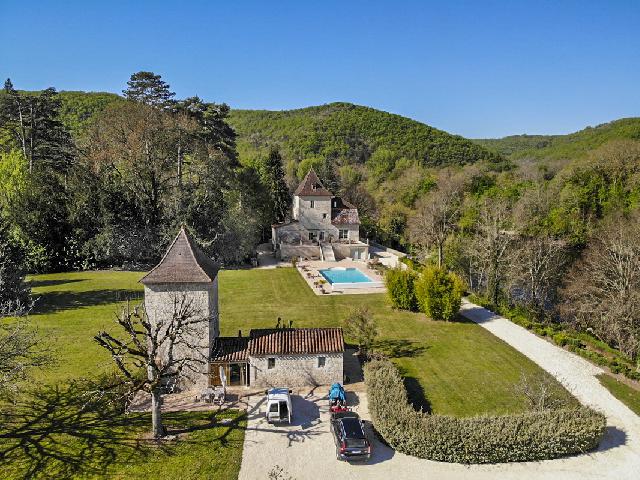 Huis te koop in GREZELS 46 Lot Midi-Pyrénées Frankrijk: Uniek Oud Manoir aan de oever van de rivier de Lot Zeldzame vondst - Dit pand is een voormalig landhuis aan de oever van de rivier de Lot, gelegen op 3,7 hectare. Het landhuis is omgeven door een oase...