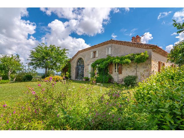 House for sale LAVIT-DE-LOMAGNE 82 Tarn-et-Garonne Midi-Pyrénées France: Spacious Classic Family Farmhouse. Exclusive Mandate.  Situated on the border of Gers and Tarn-et-Garonne, this spacious family home radiates historic charm with original details preserved throughout....