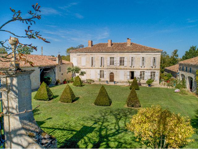 Huis te koop in GRAMONT 82 Tarn-et-Garonne Midi-Pyrénées Frankrijk: Uniek elegant 17e-eeuws landhuis. Exclusief mandaat. Lomagne Properties presenteert dit unieke landhuis met kasteelkenmerken, gelegen aan de rand van een typisch Gascogne-dorp, met een restaurant en e...