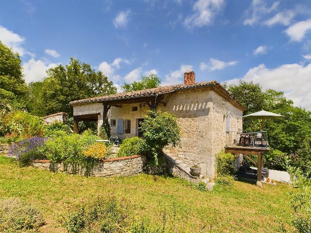 Gites-Chambres-d-hotes te koop in MONTJOI 82 Tarn-et-Garonne Midi-Pyrénées Frankrijk: Stenen huis, gîtes, yurt en zwembad in een gehucht. Charme en authenticiteit zijn de sleutelwoorden voor dit prachtige, afgelegen landgoed in het bos. Drie volledig afzonderlijke woningen, allemaal u...