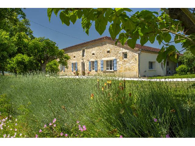 Huis te koop in LACHAPELLE 82 Tarn-et-Garonne Midi-Pyrénées Frankrijk: Charmant landhuis met panoramisch uitzicht en schuren. Exclusief mandaat. Deze charmante, gerenoveerde boerderij staat in het teken van ruimte, licht en het meest adembenemende uitzicht dat u zich kun...