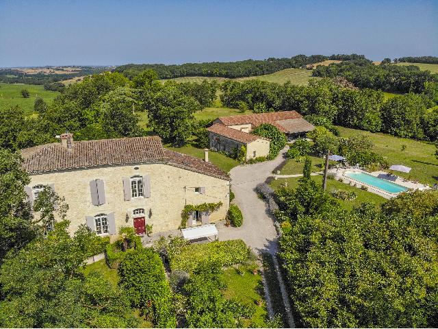 Huis te koop in POUY-ROQUELAURE 32 Gers Midi-Pyrénées Frankrijk: Prachtig landgoed op 26 hectare. Lomagne Properties biedt dit fantastische landgoed aan, gelegen op een rustige locatie, te midden van 26 hectare eigen grond. Bereikbaar via een eigen oprit, geflankee...