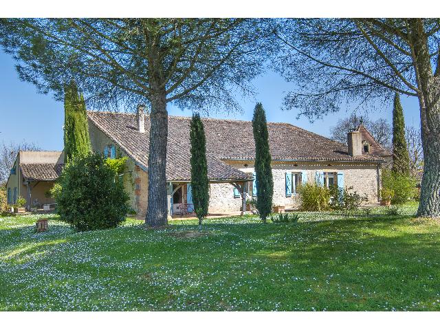 Gîtes/Chambres d'hôtes te koop in SAINT-CLAR 32 Gers Midi-Pyrénées France: Exclusief mandaat. Dit is een kans om een ruime boerderij te verwerven, gelegen op een dominante en privélocatie zonder enige overlast, maar toch vlakbij een dorp met winkels en voorzieningen en op s...