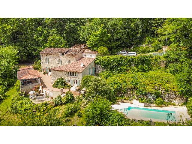 Huis te koop in LAROQUE-TIMBAUT 47 Lot-et-Garonne Aquitaine France: Uniek romantisch en afgelegen toevluchtsoord. Verscholen aan het einde van een rustig landweggetje biedt dit romantische stenen huis een oase van rust met een prachtig uitzicht. Het ligt op een terrei...