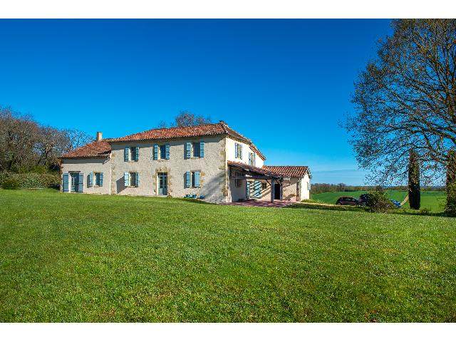 Huis te koop in VIC - FEZENSAC 32 Gers Midi-Pyrénées France: Landhuis met zwembad en panoramisch uitzicht op de Pyreneeën. Exclusief mandaat. Lomagne Properties presenteert exclusief dit betoverende 18e-eeuwse pand, gelegen te midden van het serene landschap v...