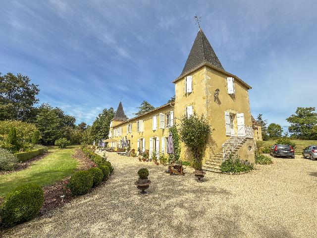 Gîtes/Chambres d'hôtes te koop in CONDOM 32100 Gers Midi-Pyrénées France: Elegant 18e-eeuws landhuis met torens in het hart van de Gascogne. Dit opmerkelijke 18e-eeuwse landhuis, bekroond met twee elegante torens, is prachtig gerestaureerd en combineert een tijdloos karakte...