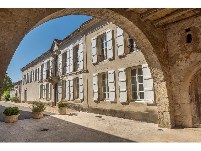 Huis te koop in CASTELSAGRAT 82400 Tarn-et-Garonne Midi-Pyrénées Frankrijk: The Art of Living – Een gedurfd gerestaureerd dorpshuis In het hart van Castelsagrat, met uitzicht op het dorpsplein met zijn bakkerij, restaurant en kruidenierswinkel, staat dit uitzonderlijke sten...