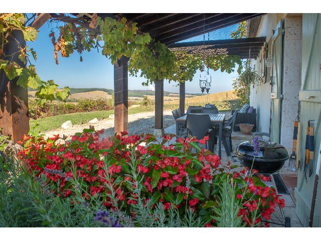 Huis te koop in LAVIT-DE-LOMAGNE 82120 Tarn-et-Garonne Midi-Pyrénées France: Charmant stenen vakantiehuis met een prachtig uitzicht Dit charmante stenen huis, exclusief te koop bij Lomagne Properties, is de perfecte vakantiebestemming in het hart van Tarn-et-Garonne. Omringd d...