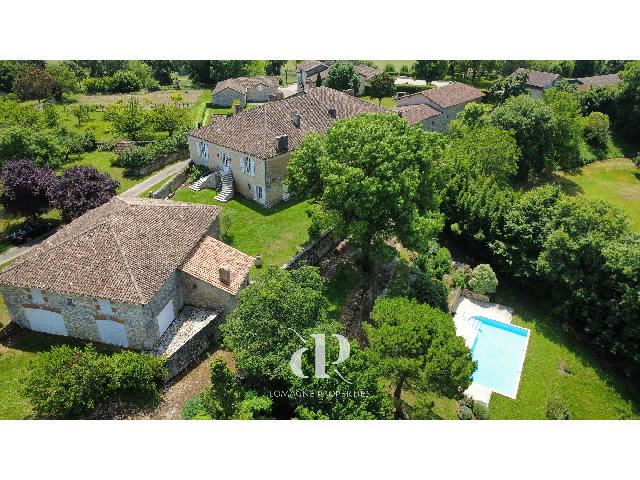 Huis te koop in GRAMONT 82120 Tarn-et-Garonne Midi-Pyrénées Frankrijk: Uniek karaktervol pand in een gehucht. Gelegen in een charmant dorpje, is dit prachtige herenhuis toegankelijk via een elegante dubbele trap. Gelegen op de grens van de Gers en de Tarn-et-Garonne (Lom...