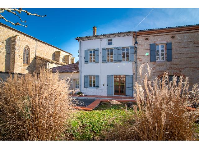 Huis te koop in DUNES 82340 Tarn-et-Garonne Midi-Pyrénées Frankrijk: Ruime dorpswoning met vier slaapkamers en tuin. Lomagne Properties presenteert deze gezellige en huiselijke woning met vier slaapkamers, gunstig gelegen nabij alle voorzieningen. Stap binnen in de gez...