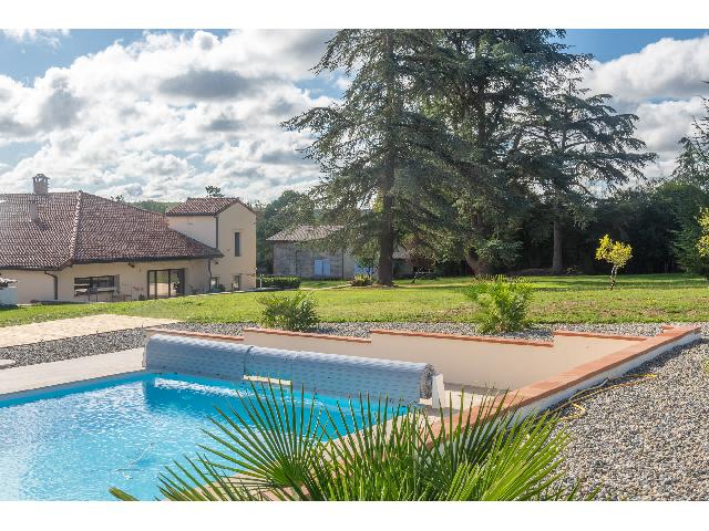 Huis te koop in CASTELSARRASIN 82100 Tarn-et-Garonne Midi-Pyrénées Frankrijk: Charmant landgoed met twee woningen, karakter en comfort. Exclusief mandaat. Een droomhuis in het hart van de Lomagne, bestaande uit twee prachtig gerenoveerde huizen die modern comfort en authentieke...