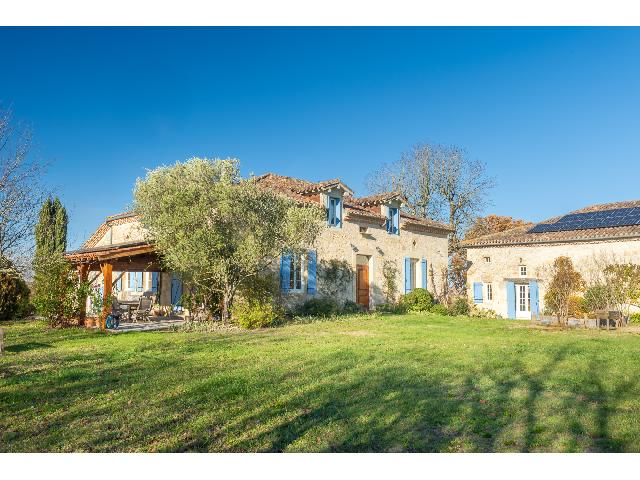 Huis te koop in MIRADOUX 32340 Gers Midi-Pyrénées France: Authentiek Gasconisch huis met zwembad, schuur en gastenverblijf. Gelegen tussen de glooiende heuvels van Gers, verwelkomt dit rustige en betoverende Gasconische huis u met het gevoel van een geliefde...