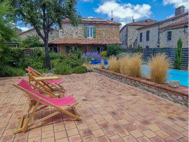 Huis te koop in&nbsp;FLEURANCE 32500 Gers Midi-Pyrénées Frankrijk: Licht en comfortabel wonen in een charmant dorp in de Gers. In het hart van de Gers biedt deze gastvrije dorpswoning een prachtig open uitzicht, terwijl u geniet van het gemak van een klein restaurant...