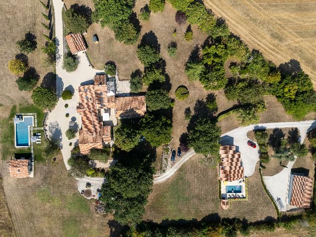 Maison &agrave; vendre &agrave;&nbsp;LECTOURE 32 Gers Midi-Pyrénées France: Magnifique propriété de campagne avec gîte indépendant et deux piscines. Située en position dominante au sommet d'une colline, accessible par une longue allée privée et à quelques minutes seul...