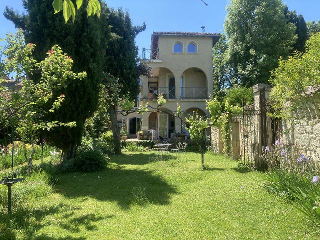 Huis te koop in&nbsp;LECTOURE 32700 Gers Midi-Pyrénées France: Stadshuis met tuin en uitzicht. Verscholen in een zeer rustige straat, direct naast de belangrijkste winkelstraat, geniet dit elegante stadshuis van een zeldzame combinatie: absolute rust, uitzicht op...