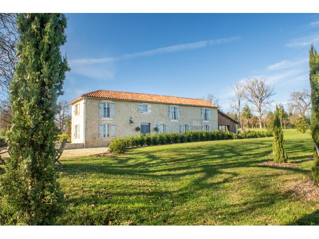 Huis te koop in&nbsp;CONDOM 32100 Gers Midi-Pyrénées Frankrijk: Comfortabel landhuis op een rustige locatie. Hier voelt thuiskomen moeiteloos. Deze uitzonderlijk energiezuinige woning met energielabel A biedt een zeldzame combinatie van rust, weidse uitzichten en ...