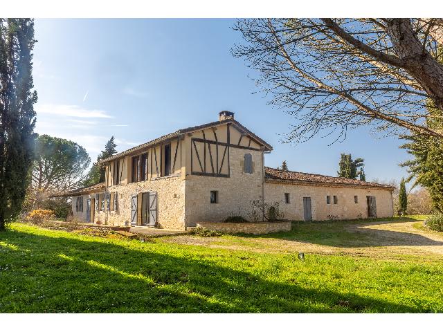 Huis te koop in&nbsp;MAUVEZIN 32120 Gers Midi-Pyrénées Frankrijk: Een vredig toevluchtsoord op het platteland. Aan het einde van een privéweg, met alleen open velden als buren, biedt deze woning de privacy en rust waar veel kopers naar op zoek zijn. Volledig omgeve...